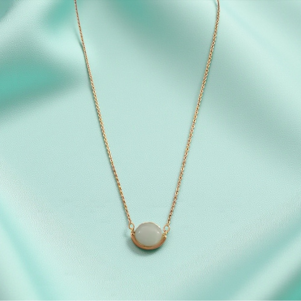 Elegant Gold Necklace with Green quartz Pendant